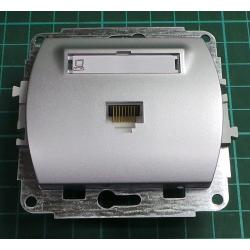 Strojek zasuvka PC 8 kontaktu + kryt stribrny IP20